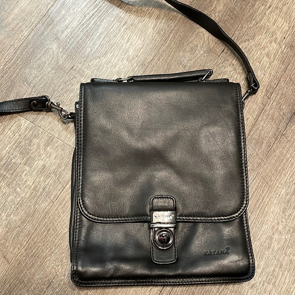 - Katana leather station bag